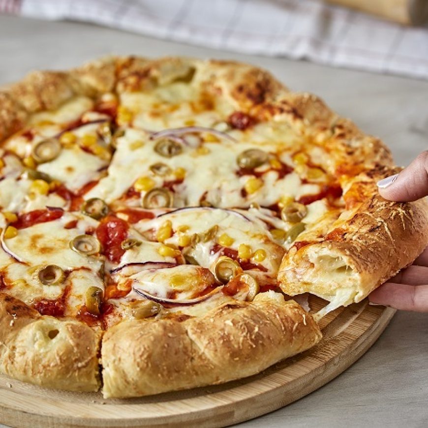 כמו בפיצריות הכי טובות בעולם – פיצה עם נגיסי מוצרלה בניחוח שום
